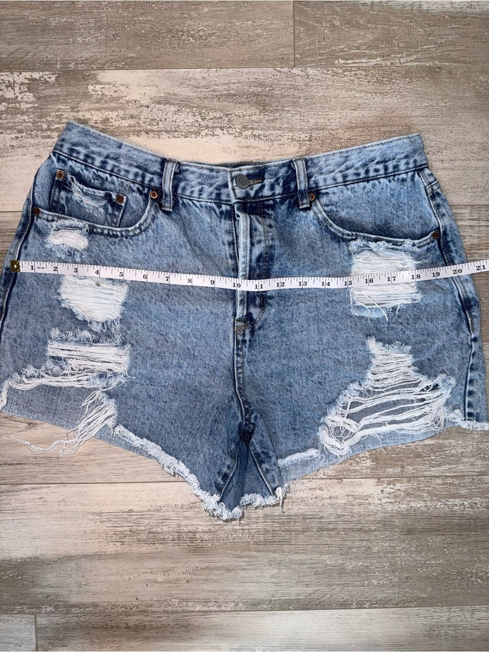 90s Boyfriend Distressed Denim Shorts Light Wash Frayed Raw Hem Festival Size 13 - Picture 10 of 12